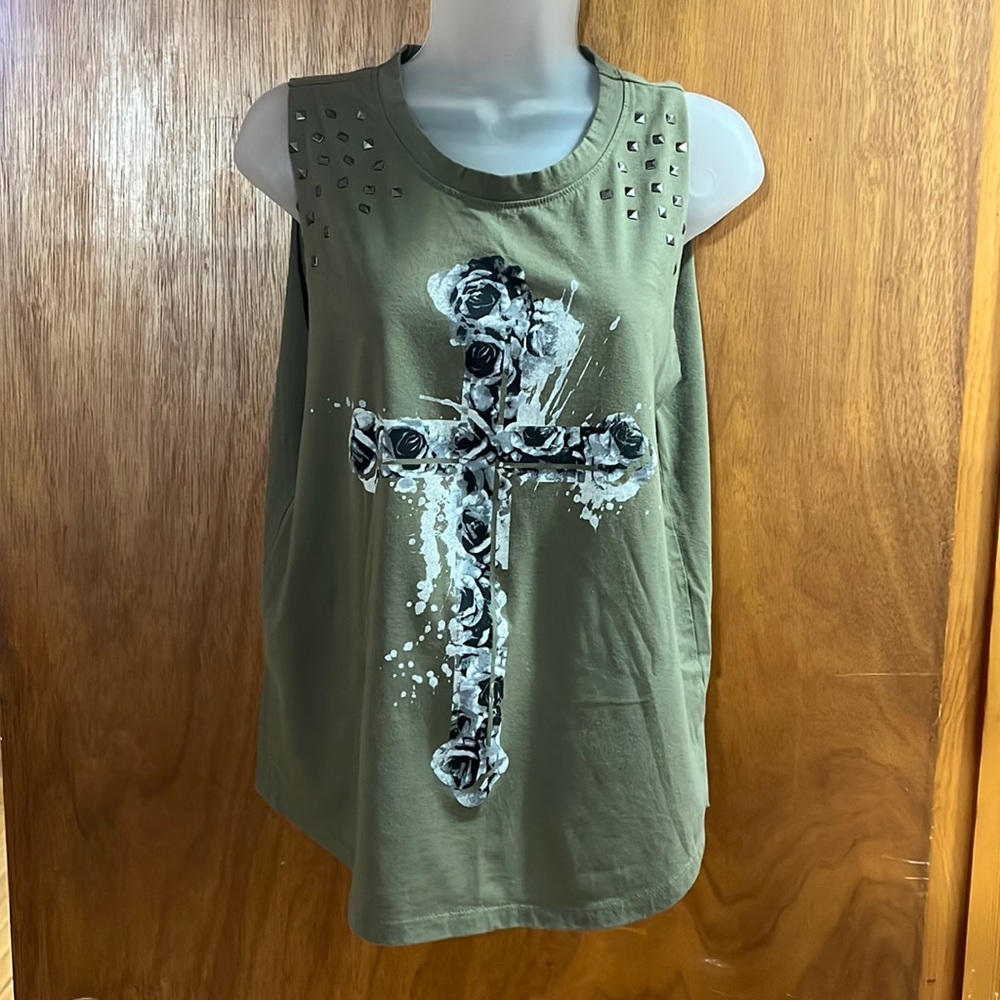 Olive Green Muscle Shirt w/Studs, roses and a cross graphics Jrs L Like New